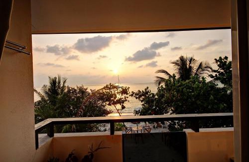 Dhiffushi House | Crown Beach Villas -Private Beach