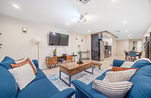 Crown Heights Apartment | Crown Heights 6BD Haven w/Arcade Games for 16