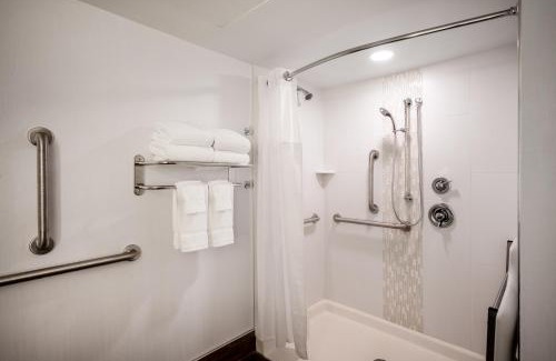 Newtonville Hotel | Crowne Plaza Albany - The Desmond Hotel