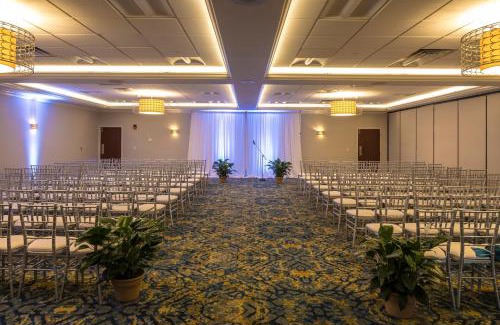 Bethel Park Hotel | Crowne Plaza Hotel and Suites Pittsburgh South by IHG