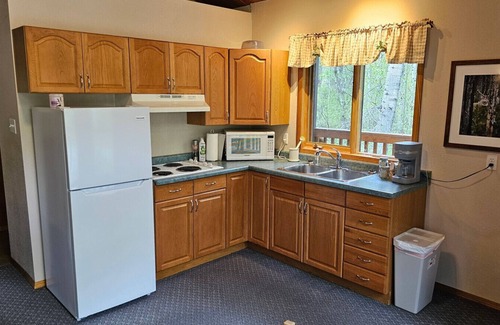 Crowsnest Pass Cabin | Crowsnest River Chalet - Deer