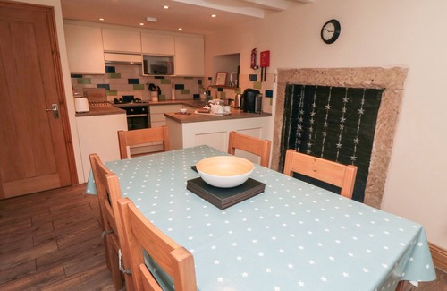 Kirkbymoorside Cottage | CRUMBLE'S COTTAGE, pet friendly, with open fire in Kirkbymoorside