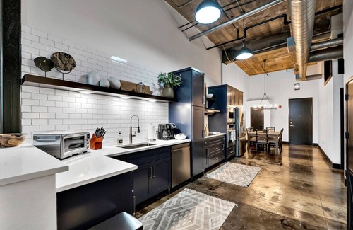 Brazos Condo | Crusader Bear Hut- Downtown Waco- Steps To The Silos