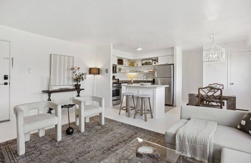 Aurora Highlands Condo | Crystal City Boutique Flats 2BR/Free Parking 204
