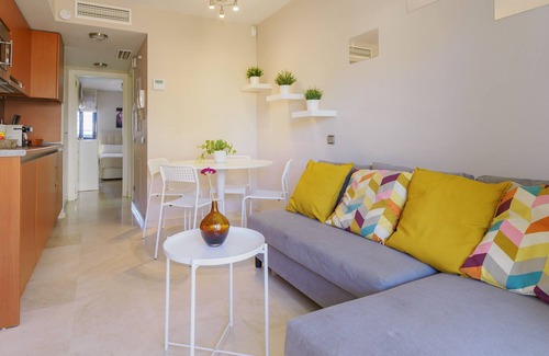 Torrequebrada Apartment | Cubo's Beach Side Los Patos Apartment & Parking/community pool/close to the beach/air conditioning/free Wi-Fi
