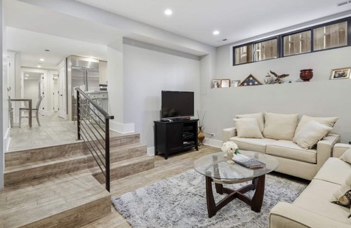 North Center Apartment | Cubs Playoffs getaway 2BR 2BA Apartment near Wrigley Field