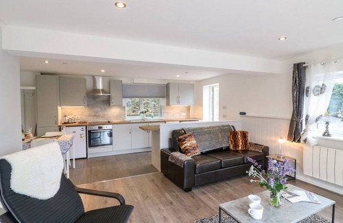 Bridport Cottage | CUCKOO COTTAGE, romantic, with a garden in Bridport