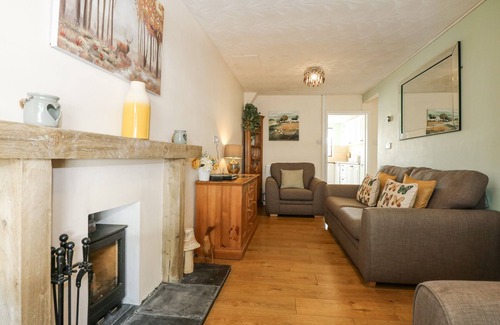 Tremadog Cottage | CUDDFAN, pet friendly, with a garden in Tremadog