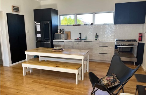 Windang House | Cudgeree Bay Lake House - Right on Lake Illawarra's edge