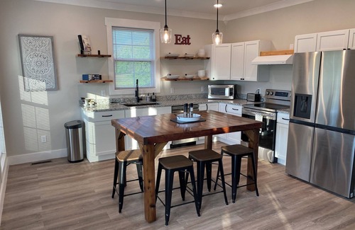 Livingston House | Culper Retreat- Charming 2-bedroom house in welcoming Cookeville with WiFi, AC