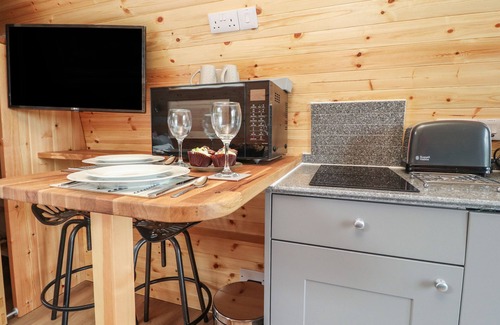Knott End-on-Sea Cottage | CURLEW CORNER, romantic, with hot tub in Lancaster