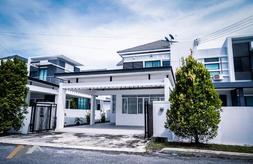 Lutong House | Curtin Waters Homestay by Evernent