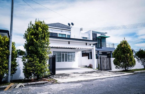 Lutong House | Curtin Waters Homestay by Evernent