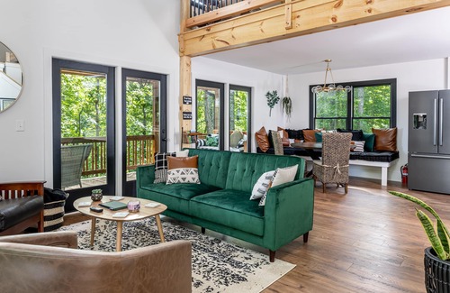 Hendersonville Cabin | Custom-built Modern Cabin next to Winery, mountain views, pet friendly