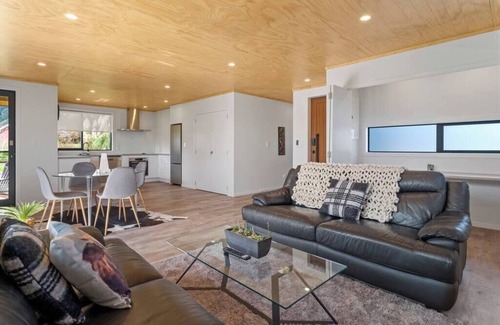 Te Aroha House | Custom designed holiday home, next to Cycleway.