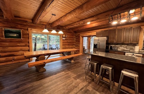 Ardenvoir House | Custom Log Home w/Hot Tub, Game Loft & 5 minute walk to River & Sandy Beach!