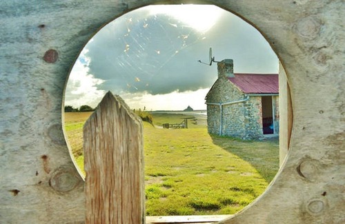 Courtils Cabin | CUSTOMS SHACK (time Vauban) in bay of Mont Saint Michel