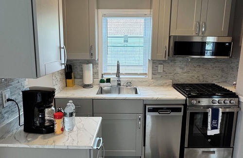West Haven Apartment | cute 1 bdr cozy apartment queens size bed