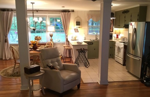 Rome Cottage | Cute 2 bedroom cottage with big closed in screen porch
