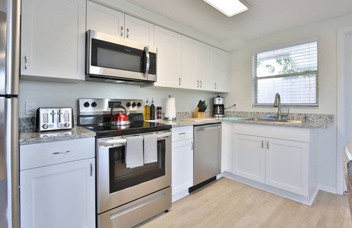 South Gate Ridge House | Cute 2 bedroom home close to it all.