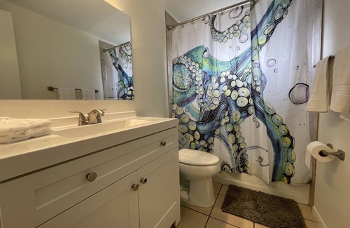 South Gate Ridge House | Cute 2 bedroom home close to it all.