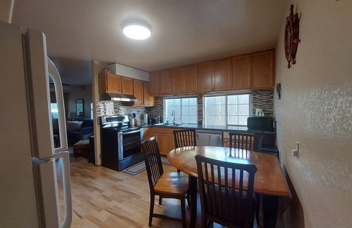 Winchester Bay House | Cute 2 Bedroom Home Near Bay with creek right in the backyard!
