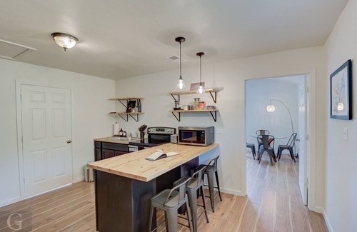 Caddo Heights-South Highlands Apartment | Cute 2B/1Ba Apartment in South Highlands!