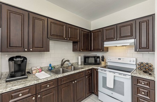 Tarpon Springs Apartment | Cute 2BR/1BA Gem near Beaches, Bikes, Bars, Bayous