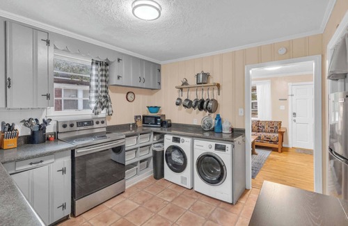 Spartanburg House | Cute 3/1 Bungalow Close to Downtown