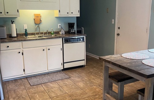 Martin House | Cute 3 bedroom 1 bath on quiet street in Martin,Tn .pet friendly and sleeps 8