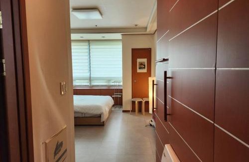 Nonhyeon-dong Apartment | Cute and Cozy House - 5min to Sinsa Station, 1min to Garosugil