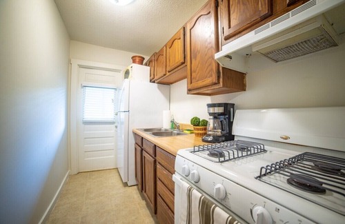 Southmoreland Condo | Cute And Cozy, Private and Quiet. Central KC