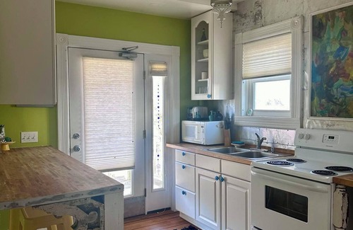 Benzonia Apartment | Cute & Artsy Condo 1mi from Crystal lake, & 7mi from Frankfort