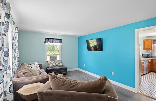 York Beach House | Cute as a button 2 bedroom cottage steps away from 2 Sandy beaches in York Beach