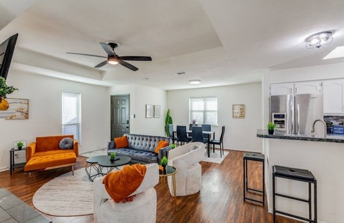 Frisco House | Cute Chic 2B 2B Duplex APT