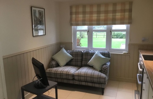 Sandhurst Cottage | Cute Cottage in countryside