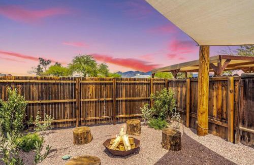 Blenman-Elm House | Cute & Cozy 2BR 1BA Adobe w Firepit Near UA & UMC, Low Summer Rates!
