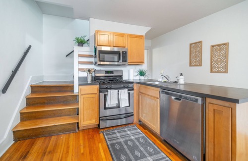 University District House | Cute, cozy, crash pad near bike path! Quiet, convenient, Short North location!
