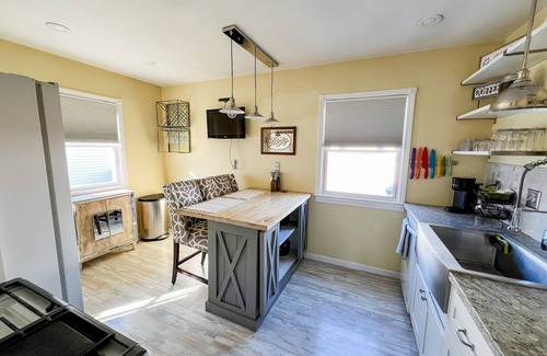Royal Oak House | Cute & cozy family-friendly Royal Oak ranch close to downtown and highways!