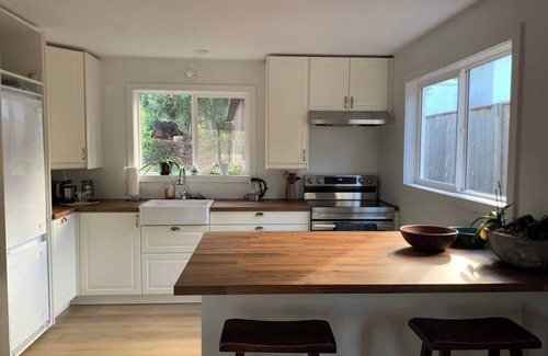 Ganges House | Cute & cozy Salt Spring Island cottage. 5 min walk to town & park trails.