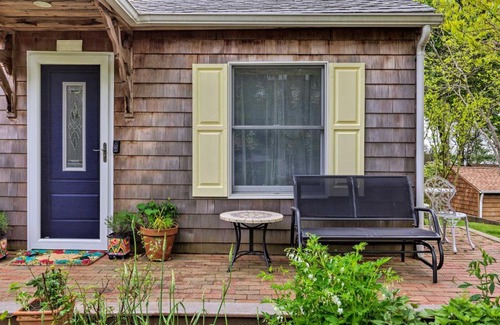 Springs House | Cute East Hampton Cottage with Patio - Walk to Beach