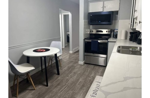 Highland Park House | Cute Highland Park (Unit B Upper)