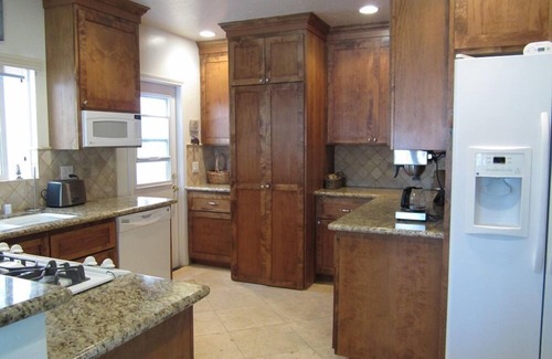 Belmont Shore House | Cute Luxurious Beach house in Trendy Belmont Shore! Short WALK to BEACH !