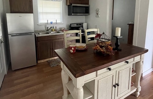 Cooper House | Cute, one-bedroom located 1 block from Charleston Sky wedding venue