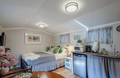 Peter Howell House | Cute Peaceful Tiny House Getaway w Backyard - Low Summer Rates!