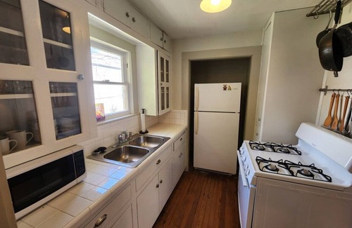 Woodland Heights House | Cute & Quiet Garage Apt Home