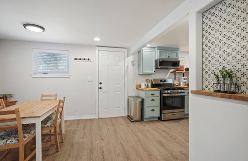 Larkspur House | Cute, Quiet & Private Bungalow - Newly Remodeled