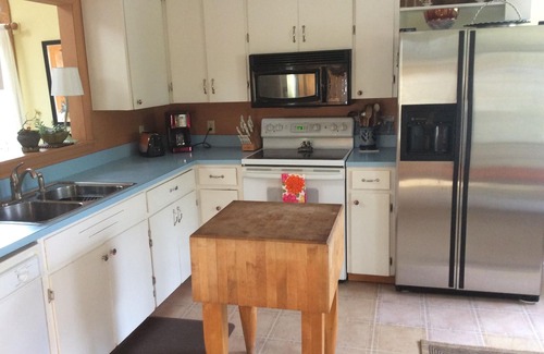 Leland House | Cute, quiet, sun filled home steps from everything that's great about Leland.