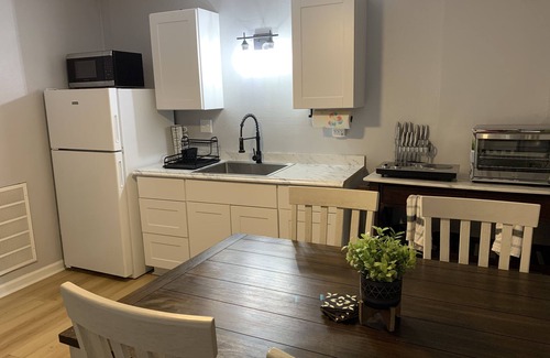 Northwest Apartment | Cute Space Near TownCenter 15 Minutes from Beaches