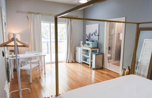 St. John - Coronado Hills House | Cute Studio with King Bed - Prime Location